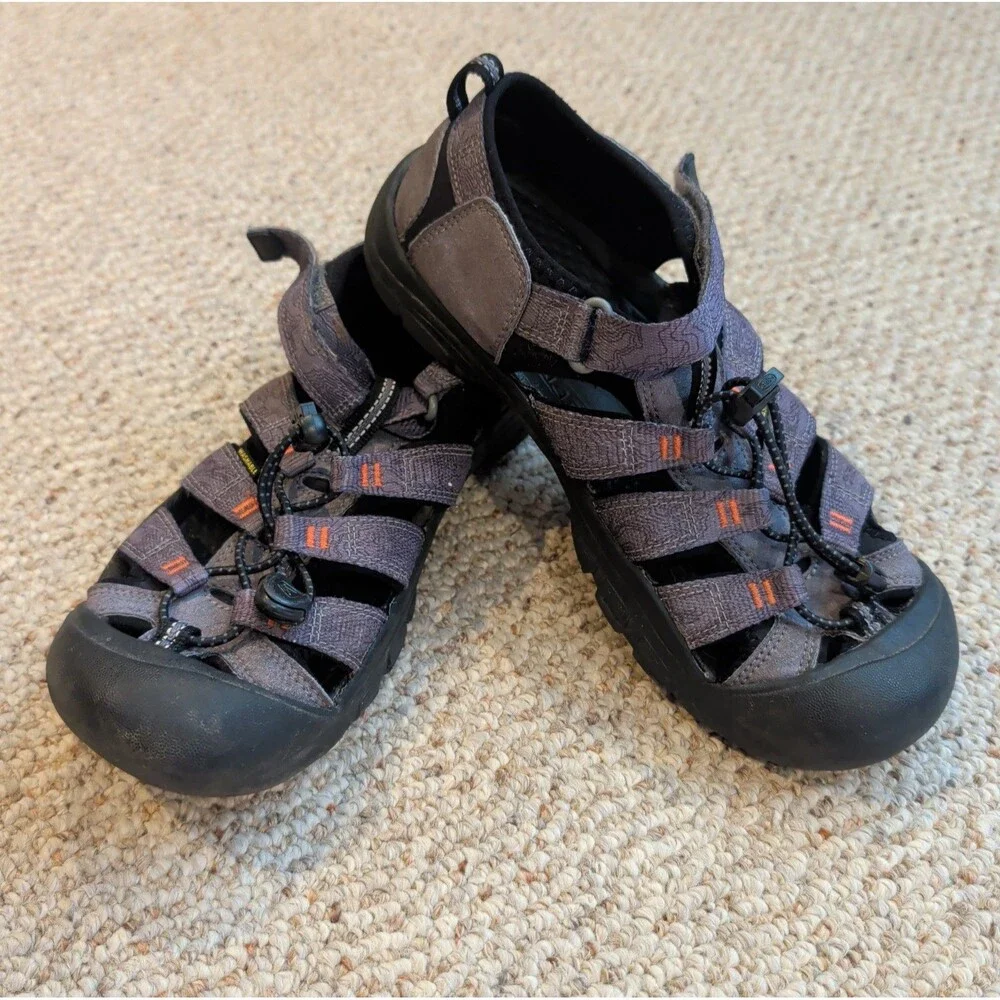 KEEN Newport H2 Sandals Youth Size 6 Gray Black Trail Hiking Outdoors